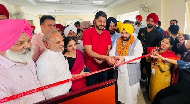 You are currently viewing ਬਿਜਲੀ ਮੰਤਰੀ ਵੱਲੋਂ ਸੁਵਿਧਾ ਕੇਂਦਰ ਦੇ ਪਾਇਲਟ ਪ੍ਰੋਜੈਕਟ ਦੀ ਬਟਾਲਾ ਤੋਂ ਸ਼ੁਰੂਆਤ