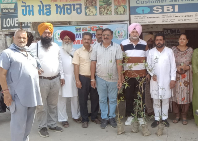 You are currently viewing ਵਿਸ਼ਵ ਵਾਤਾਵਰਣ ਦਿਵਸ ਮੌਕੇ ਪੱਤਰਕਾਰ ਭਾਈਚਾਰੇ ਵੱਲੋ ਵੰਡੇ ਗਏ ਫ੍ਰੀ ਬੂਟੇ