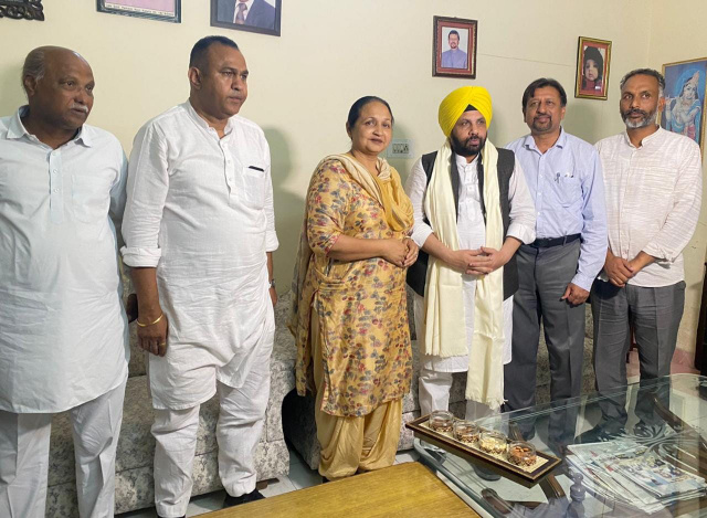 You are currently viewing ਕੈਬਨਿਟ ਮੰਤਰੀ ਹਰਭਜਨ ਸਿੰਘ ਈਟੀਓ ਦਾ ਘਰ ਪਹੁੰਚਣ ਤੇ ਸੰਤੋਸ਼ ਕਟਾਰੀਆ ਨੇ ਕੀਤਾ ਸਨਮਾਨ …