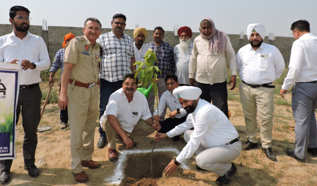 You are currently viewing ਜ਼ਿਲ੍ਹਾ ਅਤੇ ਸੈਸ਼ਨ ਜੱਜ ਨੇ ਡਿਪਟੀ ਕਮਿਸ਼ਨਰ ਤੇ ਐਸ ਐਸ ਪੀ ਸਮੇਤ ਵਿਸ਼ਵ ਵਾਤਾਵਰਨ ਦਿਵਸ ਦੇ ਸਬੰਧ ਵਿੱਚ ਨਿਊ ਕੋਰਟ ਕੰਪਲੈਕਸ ਵਿਖੇ ਲਗਾਏ ਪੌਦੇ