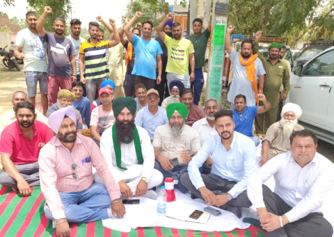 Read more about the article ਸੜਕ ਬਣਾਉਣ’ਚ ਹੋ ਰਹੀ ਦੇਰੀ ਤੇ ਸਰਕਾਰ ਵਿਰੁੱਧ ਲਾਇਆ ਧਰਨਾ 