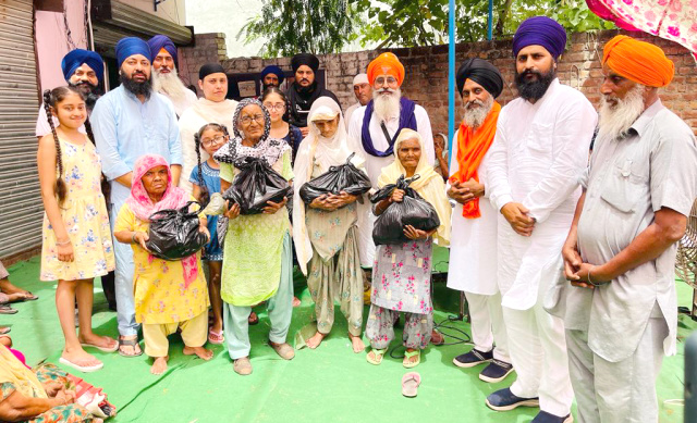 You are currently viewing ਬਾਬਾ ਦੀਪ ਸਿੰਘ ਸੇਵਾ ਦਲ ਗੜਦੀਵਾਲਾ ਨੇ 78 ਵੇਂ ਮਹੀਨਾਵਾਰ ਰਾਸ਼ਨ ਵੰਡ ‘ਚ 300 ਦੇ ਕਰੀਬ ਜਰੂਰਤਮੰਦਾਂ ਨੂੰ ਵੰਡਿਆ ਰਾਸ਼ਣ