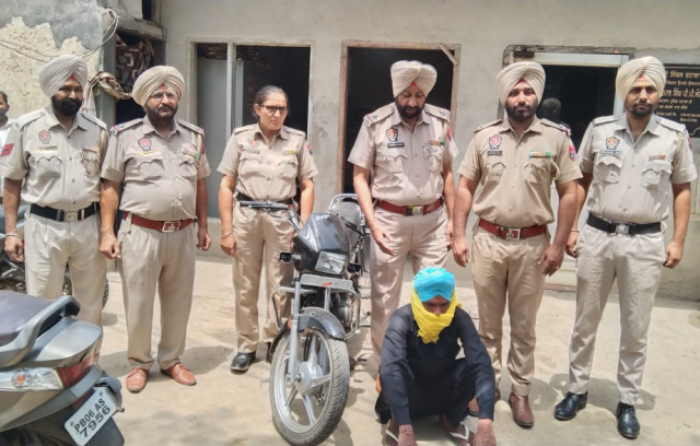 You are currently viewing 15 ਗ੍ਰਾਮ ਹੈਰੋਇਨ ਅਤੇ ਬਿਨਾਂ ਨੰਬਰੀ ਮੋਟਰਸਾਈਕਲ ਸਮੇਤ ਇਕ ਕਾਬੂ