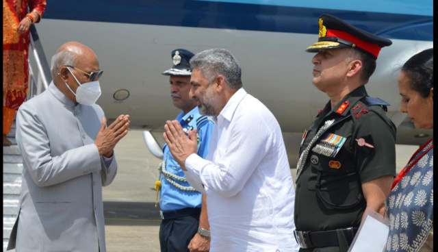 You are currently viewing ਕੈਬਨਿਟ ਮੰਤਰੀ ਲਾਲ ਚੰਦ ਕਟਾਰੂਚੱਕ ਨੇ ਰਾਸ਼ਟਰਪਤੀ ਰਾਮ ਨਾਥ ਕੋਵਿੰਦ ਦਾ ਪਠਾਨਕੋਟ ਹਵਾਈ ਅੱਡੇ ਪਹੁੰਚਣ ਤੇ ਕੀਤਾ ਨਿੱਘਾ ਸਵਾਗਤ