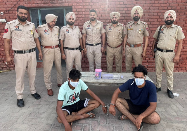 You are currently viewing 01 पिस्टल 32 बोर,7 रौंद जिंदा 32 बोर, 01 मैगजीन 32 बोर और एक बिना नंबर मोटरसाइकिल सहित 2 काबू व 2 फरार 