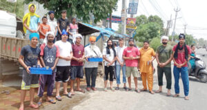 Read more about the article ਮਹੰਤ ਮਾਰਕੀਟ ਗੜ੍ਹਦੀਵਾਲਾ ਦੇ ਦੁਕਾਨਦਾਰਾਂ ਨੇ ਗੰਨੇ ਦੇ ਰਸ ਦੀ ਲਗਾਈ ਛਬੀਲ