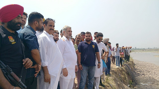 You are currently viewing ਬਮਿਆਲ ਸੈਕਟਰ ਵਿਚ ਚਲ ਰਹੇ ਚਿੱਟੇ ਦੇ ਕਾਰੋਬਾਰ ਉੱਤੇ ਜਲਦੀ ਪਾਈ ਜਾਵੇਗੀ ਠੱਲ : ਲਾਲ ਚੰਦ ਕਟਾਰੂਚੱਕ 