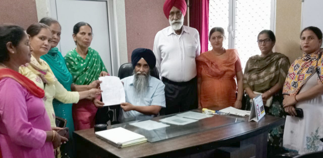 Read more about the article ਆਸ਼ਾ ਵਰਕਰਾਂ ਤੇ ਫੈਸਿਲੀਟੇਟਰਾਂ ਨੇ ਕੱਟੇ ਭੱਤਿਆਂ ਨੂੰ ਬਹਾਲ ਕਰਵਾਉਣ ਲਈ ਐੱਸ.ਐਮ.ਓ.ਨੂੰ ਦਿੱਤਾ ਮੰਗ ਪੱਤਰ