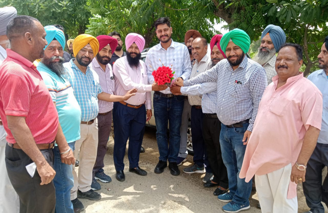 You are currently viewing ਕਰਮਚਾਰੀ ਦਲ ਸ਼ਹਿਰੀ ਮੰਡਲ ਅਤੇ ਦਿਹਾਤੀ ਮੰਡਲ ਬਟਾਲਾ ਦਾ ਵਫ਼ਦ ਆਪਣੀਆਂ ਮੰਗਾਂ ਦੀ ਪੂਰਤੀ ਲਈ ਵਿਧਾਇਕ ਸ਼ੈਰੀ ਕਲਸੀ ਨਾਲ ਕੀਤੀ ਮੁਲਾਕਾਤ ਅਤੇ ਫੁੱਲਾਂ ਦਾ ਗੁਲਦਸਤਾ ਭੇਂਟ ਕਰਕੇ ਕੀਤਾ ਸਨਮਾਨਿਤ