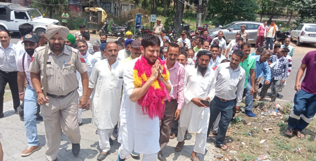 You are currently viewing हलका सुजानपुर इंचार्ज अमित सिंह मंटू ने गांव ऊंचा थडा में आम आदमी पार्टी के दफ्तर का रिबन काटकर किया उद्घाटन