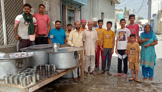 You are currently viewing ਦੇਵੀ ਮੰਦਿਰ ਮੱਲੇਵਾਲ ਦੇ ਸੇਵਾਦਾਰਾਂ ਵਲੋਂ ਠੰਡੇ ਮਿੱਠੇ ਜਲ ਦੀ ਛਬੀਲ ਲਗਾਈ 