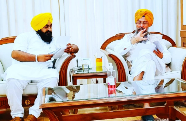 You are currently viewing ਪੰਜਾਬ ਵਿਧਾਨਸਭਾ ਦੇ ਮਾਣਯੋਗ ਸਪੀਕਰ ਸਾਬ੍ਹ ਨਾਲ ਅਹਿਮ ਮੁਦਿਆਂ ਨੂੰ ਲੈਕੇ ਸਤਨਾਮ ਸਿੰਘ ਜਲਵਾਹਾ ਨੇ ਕੀਤੀ ਮਿਲਣੀ