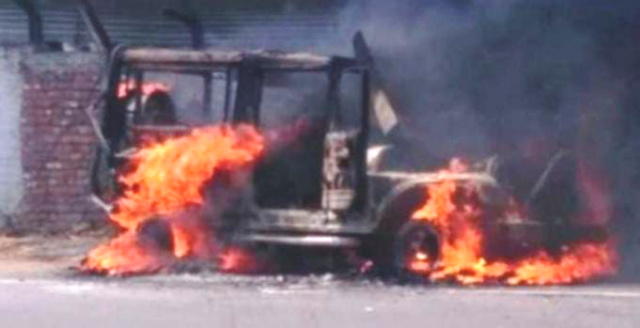 Read more about the article BREAKING.. पठानकोट के बुंगल क्षेत्र की तरफ जा रही महिंद्रा थार गाड़ी को लगी अचानक आग,गाड़ी जलकर हुई खाक