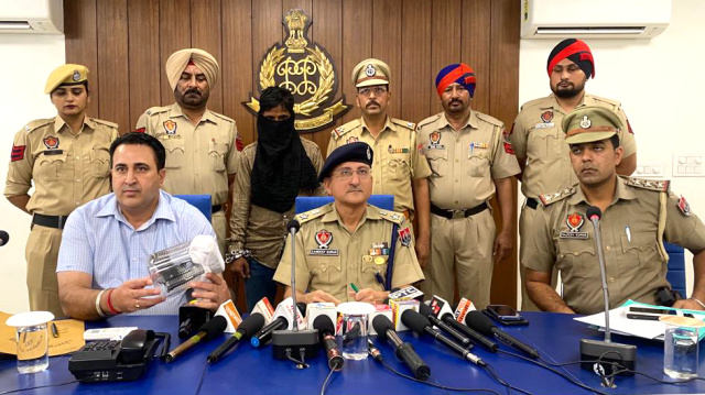 You are currently viewing ਵੱਡੀ ਖਬਰ.. ਨੌਰਾ ਵਾਸੀ ਵਿਅਕਤੀ ਤੋਂ 10 ਲੱਖ ਰੁਪਏ ਦੀ ਫਰੋਤੀ ਮੰਗਣ ਵਾਲਾ ਯੂ.ਪੀ. ਵਾਸੀ ਦੋਸ਼ੀ ਪਿਸਟਲ ਸਮੇਤ ਕਾਬੂ