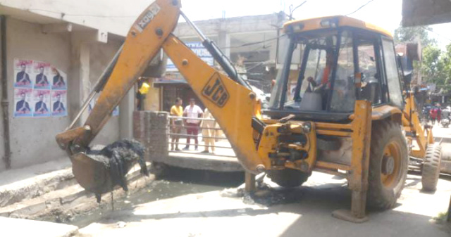 You are currently viewing शहर को साफ सुथरा एवं सुंदर बंनाने के लिए किया जा रहा है हर संभव प्रयास और इसके लिए शहर वासियों का सहयोग भी जरूरी – मेयर पन्ना लाल भाटिया