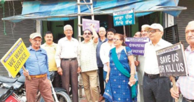 You are currently viewing हिंदू कोऑपरेटिव बैंक खाताधारकों ने बैंक प्रशासन के खिलाफ तीसरे दिन भी जारी रखा धरना प्रदर्शन