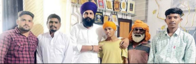 You are currently viewing ਬਾਬਾ ਦੀਪ ਸਿੰਘ ਸੇਵਾ ਦਲ ਸੋਸਾਇਟੀ ਗੜ੍ਹਦੀਵਾਲਾ ਨੇ ਇੱਕ ਹੋਰ ਲਾਪਤਾ ਹੋਏ ਬੱਚੇ ਨੂੰ ਉਸਦੇ ਮਾਪਿਆਂ ਕੋਲ ਪਹੁੰਚਾਇਆ 