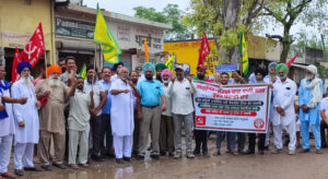 Read more about the article ਗੜਸ਼ੰਕਰ-ਨੰਗਲ ਸੜਕ ਬਣਾਉਣ ਦੀ ਮੰਗ ਨੂੰ ਲੈਕੇ ਵੱਖ-ਵੱਖ ਜਥੇਬੰਦੀਆਂ ਵੱਲੋਂ ਕੀਤਾ ਚੱਕਾ ਜਾਮ