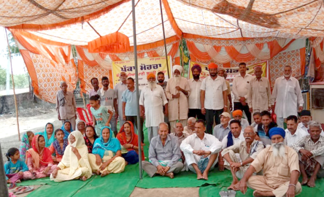 You are currently viewing ਕੰਢੀ ਕਨਾਲ ਨਹਿਰ ਨੂੰ ਹੇਠੋਂ ਪੱਕਾ ਕਰਨ ਦੇ ਵਿਰੋਧ ਵਿਚ ਪਿੰਡ ਮਸਤੀਵਾਲ ਵਿਖੇ ਲਾਇਆ ਧਰਨਾ 25 ਵੇਂ ਦਿਨ ਵੀ ਜਾਰੀ 