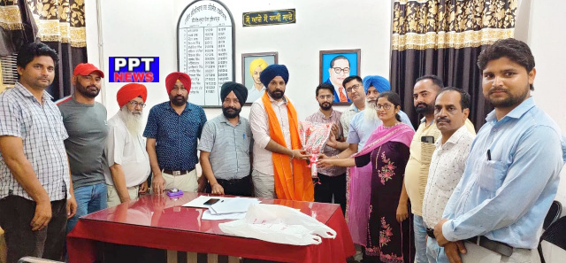 You are currently viewing ਨਾਇਬ ਤਹਿਸੀਲਦਾਰ ਲਵਪ੍ਰੀਤ ਸਿੰਘ ਧੂਤ ਦਾ ਸਬ ਤਹਿਸੀਲ ਕੰਪਲੈਕਸ ਗੜ੍ਹਦੀਵਾਲਾ ਪਹੁੰਚ ਤੇ ਭਰਵਾਂ ਸਵਾਗਤ 