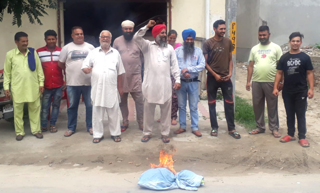 You are currently viewing ਕੁੱਲ ਹਿੰਦ ਖੇਤ ਮਜ਼ਦੂਰ ਯੂਨੀਅਨ ਵੱਲੋਂ ਫੂਕਿਆ ਪੰਜਾਬ ਦੇ ਮੁੱਖ ਮੰਤਰੀ ਭਗਵੰਤ ਮਾਨ ਦਾ ਪੁਤਲਾ