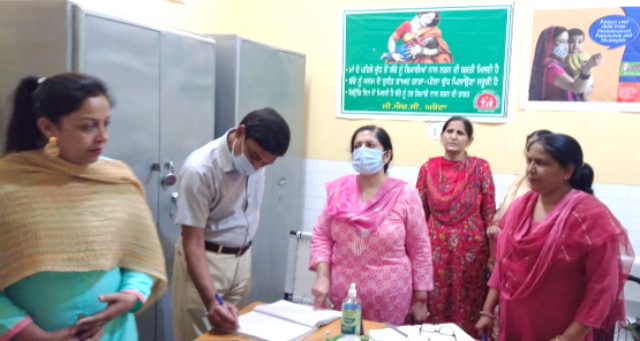 You are currently viewing डी.ई.ओ डा.दरबार राज ने सी.एच.सी घरोटा सैंटर का दौरा कर जांचा रिकॉर्ड