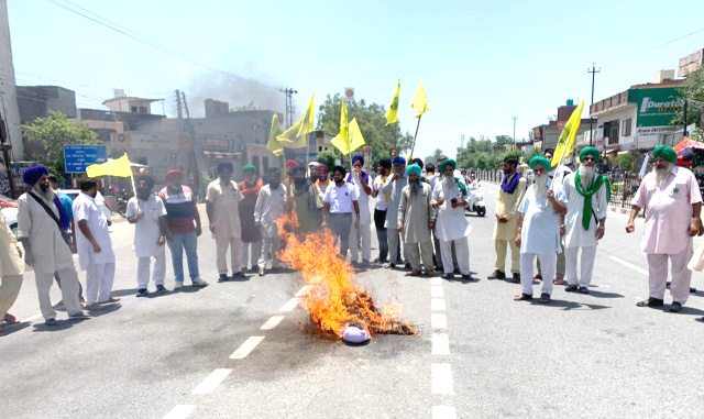 Read more about the article ਅਗਨੀਪਥ ਯੋਜਨਾ ਦੇ ਵਿਰੋਧ ਚ ਕਿਸਾਨ ਜੱਥੇਬੰਦੀਆਂ ਨੇ ਰਾਸ਼ਟਰਪਤੀ ਦੇ ਨਾਂ ਐਸ ਡੀ ਐਮ ਦਸੂਹਾ ਨੂੰ ਸੌਂਪਿਆ ਮੰਗ ਪੱਤਰ 