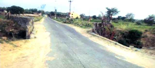 You are currently viewing ਚਾਂਦਪੁਰ ਰੁੜਕੀ ਵਿਖੇ ਨਹਿਰੀ ਵਿਭਾਗ ਵਲੋਂ ਬਣਾਈ ਪੁਲੀ ਦੀ ਰੇਲਿੰਗ ਟੁੱਟੀ