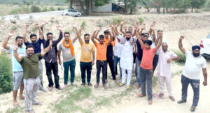 Read more about the article ਕੰਢੀ ਕਨਾਲ ਨਹਿਰ ਨੂੰ ਹੇਠੋਂ ਕੱਚਾ ਰੱਖ ਕੇ ਖੇਤਾਂ ਨੂੰ ਸਿੰਚਾਈ ਯੋਗ ਪਾਣੀ ਦੇਣ ਲਈ ਫਤਿਹਪੁਰ ਭੱਟਲਾਂ ਦੇ ਵਾਸੀਆਂ ਨੇ ਜਤਾਈ ਸਹਿਮਤੀ 