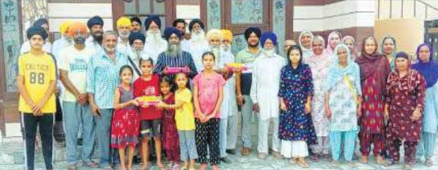 You are currently viewing ਸਿਮਰਨਜੀਤ ਸਿੰਘ ਮਾਨ ਦੀ ਜਿੱਤ ਦੀ ਖ਼ੁਸ਼ੀ ‘ਚ ਲੱਡੂ ਵੰਡੇ