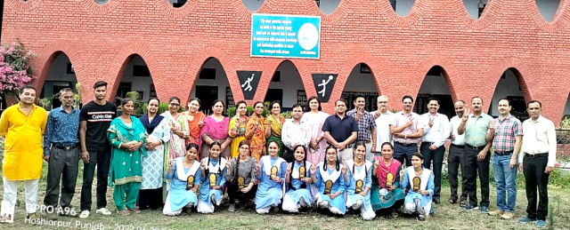 You are currently viewing ਸਰਕਾਰੀ ਕੰਨਿਆ ਸ.ਸ.ਸਕੂਲ ਤਲਵਾੜਾ ਸੈਕਟਰ-3 ਦੀਆਂ 10 ਵਿਦਿਆਰਥਣਾਂ ਨੇ ਮੈਰਿਟ ਪ੍ਰਾਪਤ ਕਰਕੇ ਇਲਾਕੇ ਤੇ ਸਕੂਲ ਦਾ ਨਾਂ ਕੀਤਾ ਰੌਸ਼ਨ 