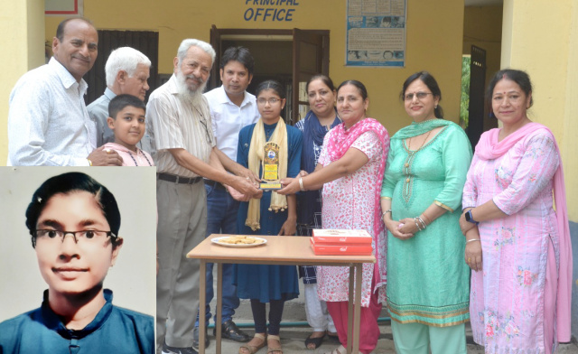 You are currently viewing ਚੰਨਪ੍ਰੀਤ ਕੌਰ ਨੇ ਮੈਰਿਟ ਸੂਚੀ ਵਿੱਚੋਂ ਪੰਜਾਬ ‘ਚ 8 ਵਾਂ ਸਥਾਨ ਪ੍ਰਾਪਤ ਕਰਕੇ ਸਕੂਲ,ਮਾਪਿਆਂ ਅਤੇ ਇਲਾਕੇ ਦਾ ਨਾਂ ਕੀਤਾ ਰੌਸ਼ਨ