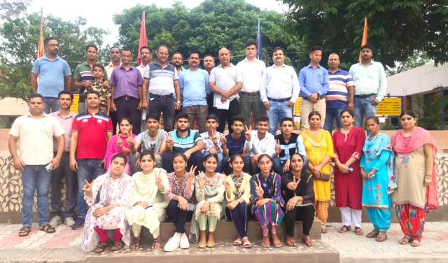 You are currently viewing ਸ.ਸ.ਸ.ਸ.ਸਕੂਲ ਕਮਾਹੀ ਦੇਵੀ ਦੇ 18 ਵਿਦਿਆਰਥੀਆਂ ਨੇ ਮੈਰਿਟ ਸੂਚੀ ‘ਚ ਥਾਂ ਹਾਸਲ ਕਰਕੇ ਸਕੂਲ,ਮਾਪਿਆਂ ਅਤੇ ਇਲਾਕੇ ਦਾ ਨਾਂ ਕੀਤਾ ਰੌਸ਼ਨ 