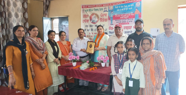 You are currently viewing ਸ਼ਹੀਦ ਨਾਇਕ ਅਜੈ ਸਲਾਰੀਆ ਕਮੇਟੀ ਵੱਲੋਂ ਰਾਸ਼ਟਰੀ ਡਾਕਟਰ ਦਿਵਸ ਤੇ ਰੂਰਲ ਮੈਡੀਕਲ ਅਫ਼ਸਰ ਡਾ ਜੀਵਨ ਨੂੰ ਸਨਮਾਨ ਚਿੰਨ ਦੇ ਕੇ ਨਿਵਾਜਿਆ