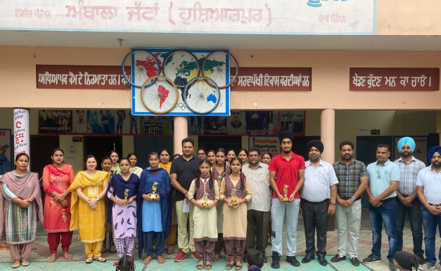 You are currently viewing ਸ.ਸ.ਸ.ਸ.ਸਕੂਲ ਅੰਬਾਲਾ ਜੱਟਾਂ ਨੇ ਬੋਰਡ ਪ੍ਰੀਖਿਆ ਵਿੱਚ ਵਧੀਆ ਨੰਬਰ ਲੈਣ ਵਾਲੇ ਵਿਦਿਆਰਥੀਆਂ ਨੂੰ ਕੀਤਾ ਸਨਮਾਨਿਤ