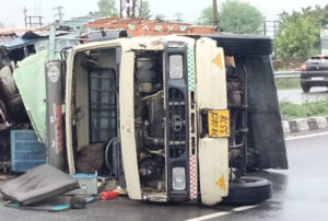 Read more about the article ਕਬਾੜ ਲੈ ਕੇ ਜਾ ਰਹੀ ਟਾਟਾ 407 ਬ੍ਰੇਕ ਨਾ ਲੱਗਣ ਕਾਰਨ ਪਲਟੀ 