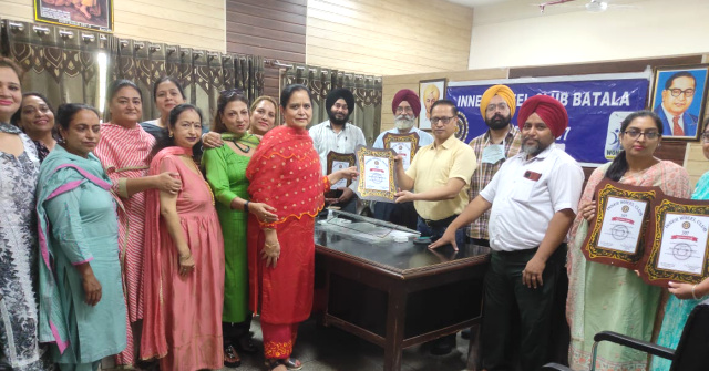 Read more about the article ਇਨਵਰਵੀਲ ਕਲੱਬ ਵੱਲੋਂ ਡਾ ਡੇਅ ਤੇ ਸਿਵਲ ਹਸਪਤਾਲ ‘ਚ ਵੱਧੀਆਂ ਸੇਵਾਵਾਂ ਨਿਭਾ ਰਹੇ ਡਾਕਟਰਾਂ ਨੂੰ ਕੀਤਾ ਸਨਮਾਨਿਤ