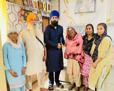Read more about the article ਬਾਬਾ ਦੀਪ ਸਿੰਘ ਸੇਵਾ ਦਲ ਅਤੇ ਵੈਲਫੇਅਰ ਸੁਸਾਇਟੀ ਗੜਦੀਵਾਲਾ ਇਕ ਹੋਰ ਬਿਰਧ ਮਾਤਾ ਨੂੰ ਪਰਿਵਾਰ ਨਾਲ ਮਿਲਾਇਆ