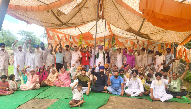 Read more about the article ਕੰਢੀ ਕਨਾਲ ਨਹਿਰ ਨੂੰ ਹੇਠੋਂ ਪੱਕਾ ਕਰਨ ਦੇ ਵਿਰੋਧ ‘ਚ ਪਿੰਡ ਮਸਤੀਵਾਲ ‘ਚ ਲਾਇਆ ਧਰਨਾ 40ਵੇਂ ਦਿਨ ਵੀ ਜਾਰੀ