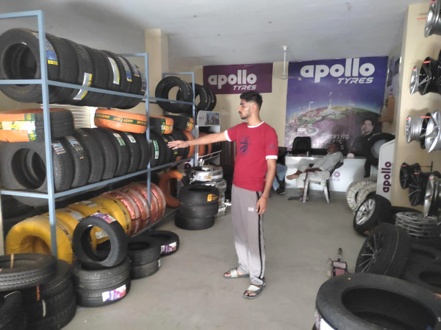 You are currently viewing ਚੋਰਾਂ ਨੇ ਟਾਇਰਾਂ ਦੀ ਦੁਕਾਨ ਨੂੰ ਲਾਈ ਸੰਨ੍ਹ,4 ਲੱਖ ਦੇ ਟਾਈਰ ਕੀਤੇ ਚੋਰੀ 