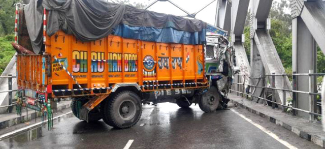 You are currently viewing ट्रक का बिगड़ा संतुलन,पुल की रेलिंग से टकराया,बड़ा हादसा होने से बचा