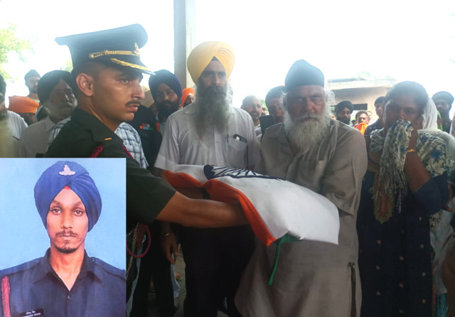 Read more about the article ਸੈਨਿਕ ਮਨਿੰਦਰ ਸਿੰਘ ਦਾ ਉਨ੍ਹਾਂ ਦੇ ਜੱਦੀ ਪਿੰਡ ਨੋਸਹਿਰਾ ਨਾਲ ਬੰਦਾ ਵਿਖੇ ਕੀਤਾ ਸੈਨਿਕ ਸਨਮਾਨ ਨਾਲ ਅੰਤਿਮ ਸੰਸਕਾਰ