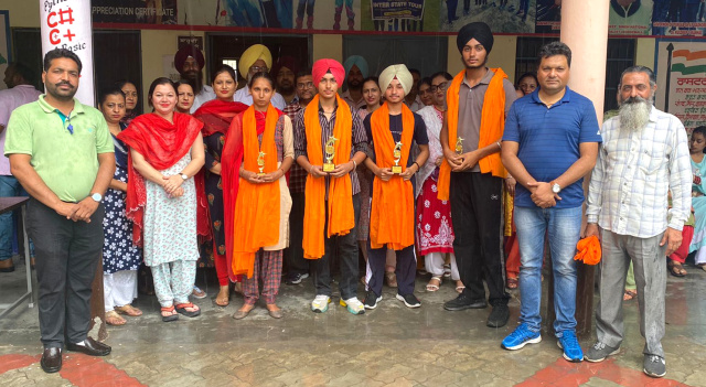 You are currently viewing ਮੈਰਿਟ ‘ਚ ਅਤੇ ਵਧੀਆ ਨੰਬਰ ਲੈਣ ਵਾਲੇ ਵਿਦਿਆਰਥੀਆਂ ਨੂੰ ਗ੍ਰਾਮ ਪੰਚਾਇਤ ਅੰਬਾਲਾ ਜੱਟਾਂ ਨੇ ਕੀਤਾ ਸਨਮਾਨਿਤ