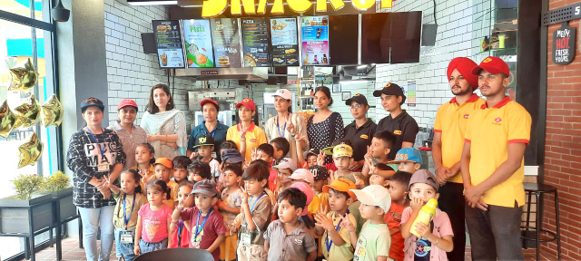 You are currently viewing ਬਾਲ ਵਾਟਿਕਾ ਸਕੂਲ ਵਲੋਂ ਬੱਚਿਆਂ ਦੁਆਰਾ “ਸਨੈਕ ਅਪ ਵਿੱਚ ਖਾਣ -ਪੀਣ ਦਾ ਆਨੰਦ ਮਾਣਿਆ