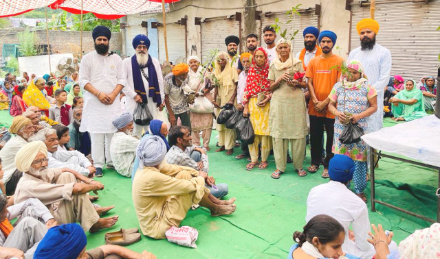 You are currently viewing ਬਾਬਾ ਦੀਪ ਸਿੰਘ ਸੇਵਾ ਦਲ ਗੜਦੀਵਾਲਾ ਵਲੋਂ 79ਵੇਂ ਮਹੀਨਾਵਾਰ ਰਾਸ਼ਨ ਵੰਡ ਸਮਾਰੋਹ ‘ਚ 300 ਜਰੂਰਤ ਪਰਿਵਾਰਾਂ ਨੂੰ ਵੰਡਿਆ ਰਾਸ਼ਣ