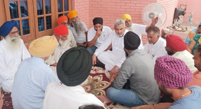 You are currently viewing कैबिनेट मंत्री पंजाब पहुंचे नौशहरा नाल बंदा,सिपाही की मौत को लेकर उसके परिवार के साथ दुख किया सांझा