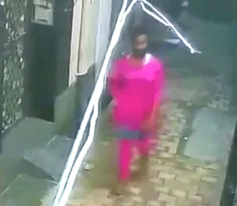 You are currently viewing ਅੱਧੀ ਰਾਤ ਨੂੰ ਸ਼ਹਿਰ ਦੀਆਂ ਗਲੀਆਂ ਵਿੱਚ ਔਰਤ ਦੇ ਰੂਪ ‘ਚ ਘੁੰਮ ਰਿਹਾ ਅਣਪਛਾਤਾ ਵਿਅਕਤੀ,ਲੋਕਾਂ ਚ ਦਹਿਸ਼ਤ ਦਾ ਮਾਹੌਲ 