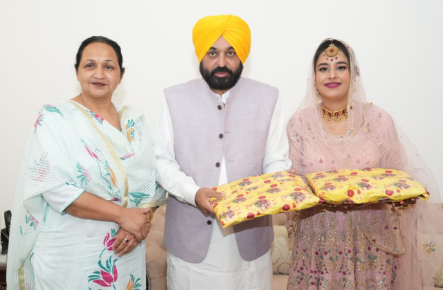 You are currently viewing ਸੰਤੋਸ਼ ਕਟਾਰੀਆ ਨੇ ਸ:ਭਗਵੰਤ ਮਾਨ ਮੁੱਖ ਮੰਤਰੀ ਤੇ ਡਾ. ਗੁਰਪ੍ਰੀਤ ਕੌਰ ਨੂੰ ਵਿਆਹ ਤੇ ਦਿੱਤੀ ਵਧਾਈ..