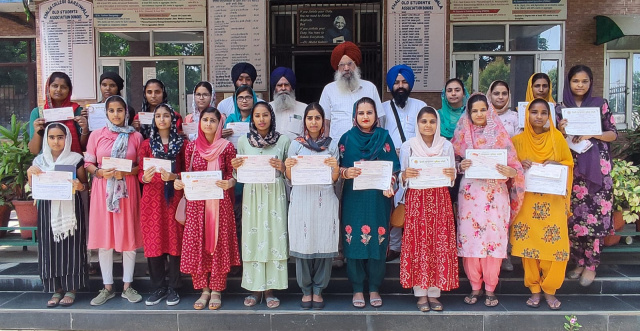 You are currently viewing ਸ਼੍ਰੋਮਣੀ ਗੁਰਦੁਆਰਾ ਪ੍ਰਬੰਧਕ ਕਮੇਟੀ,ਸ਼੍ਰੀ ਅੰਮ੍ਰਿਤਸਰ ਵਲੋਂ ਖਾਲਸਾ ਕਾਲਜ ਗੜ੍ਹਦੀਵਾਲਾ ਵਿਖੇ ਧਾਰਮਿਕ ਪ੍ਰੀਖਿਆ ਦੇ ਵਜ਼ੀਫੇ ਵੰਡੇ 