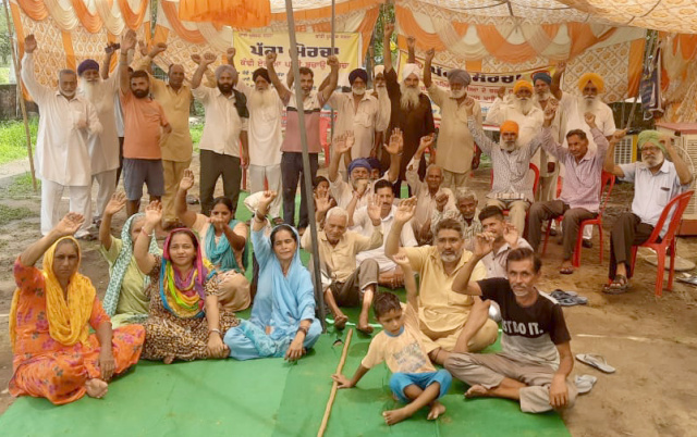 You are currently viewing ਕੰਢੀ ਕਨਾਲ ਨਹਿਰ ਨੂੰ ਹੇਠੋਂ ਪੱਕਾ ਕਰਨ ਦੇ ਵਿਰੋਧ ਵਿਚ ਪਿੰਡ ਮਸਤੀਵਾਲ ਵਿਖੇ ਲਾਇਆ ਧਰਨਾ 50 ਵੇਂ ਦਿਨ ਵੀ ਜਾਰੀ 